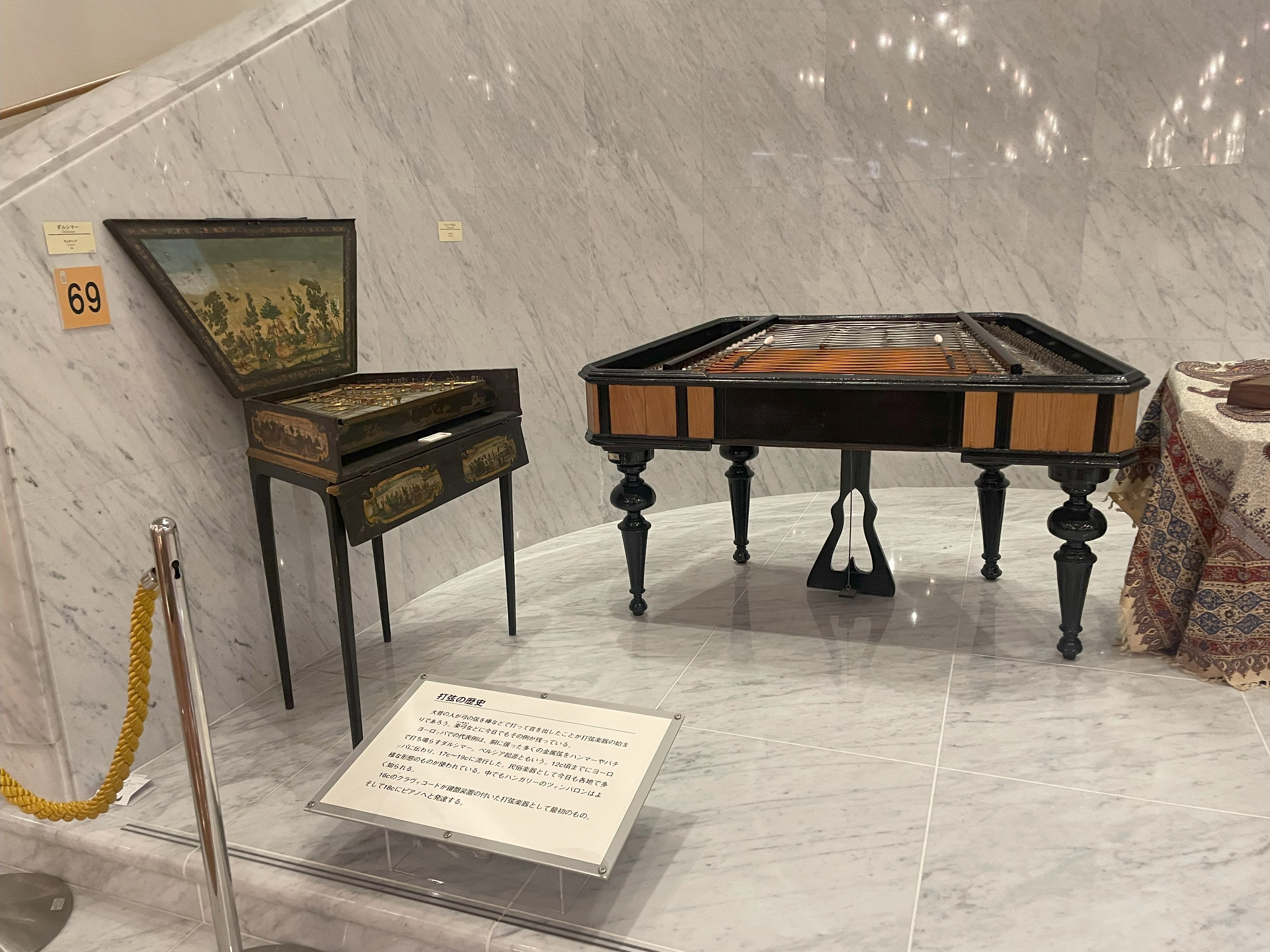 左：ダルシマー、右：ツィンバロム