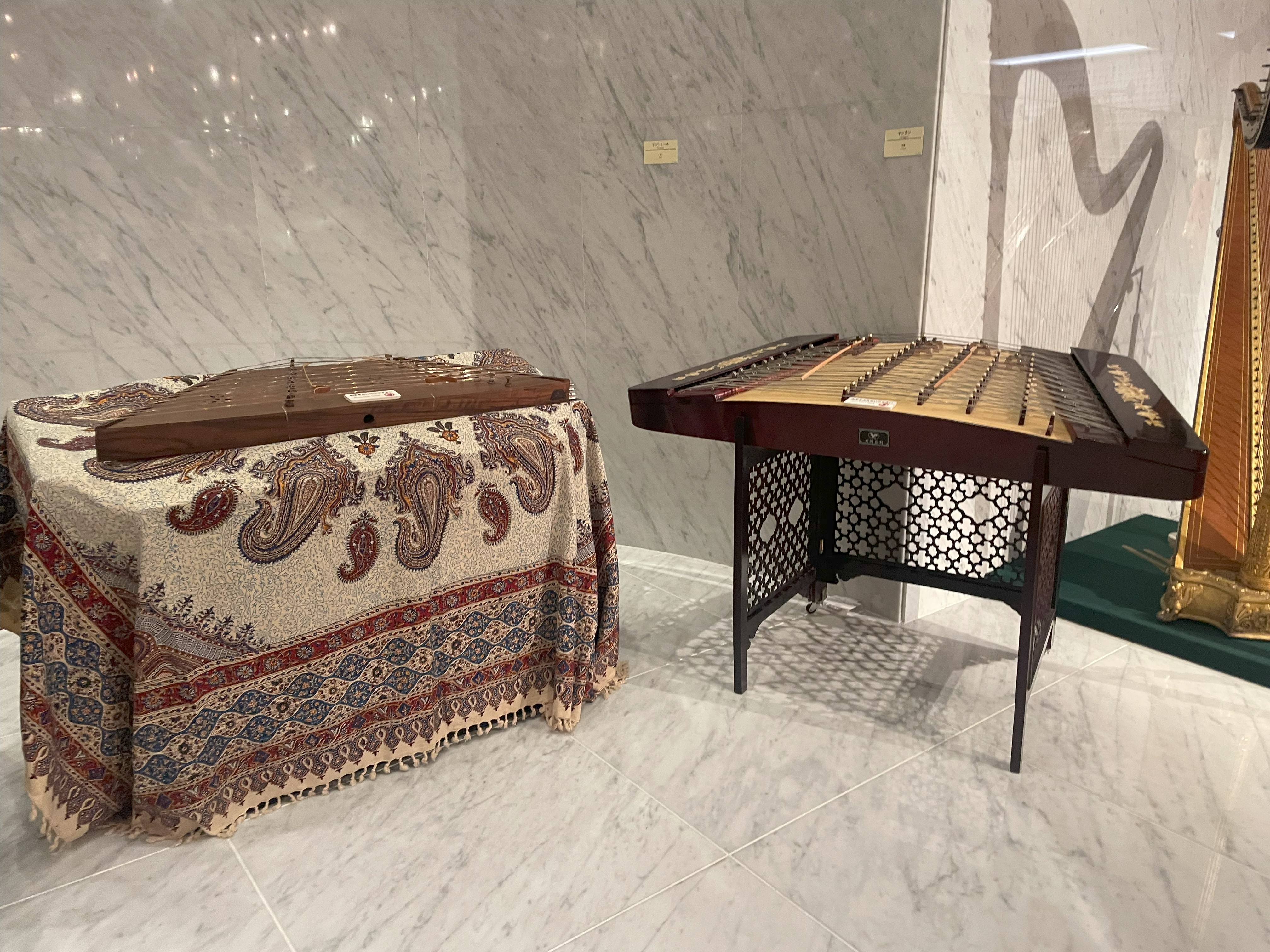 左：サントゥール、右：揚琴（ヤンチン、ようきん）